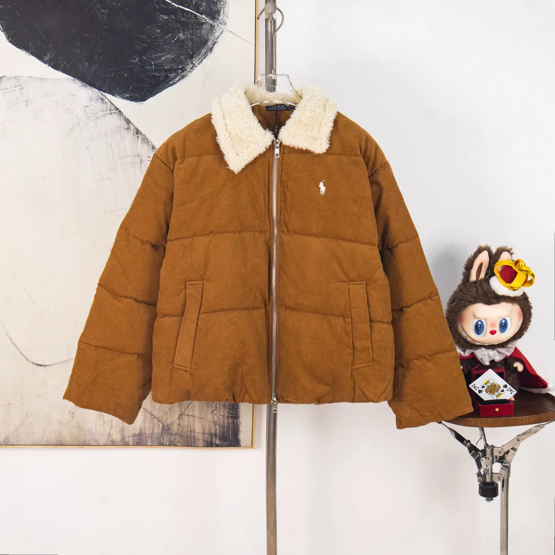 P660 💰zp version [Exclusive supply] Ralph Lauren/Ralph Lauren 2024aw retro Maillard style grain velvet lapel short high-waisted corduroy thickened down jacket - Maillard color 11-pit cotton corduroy face ✅ - 350T contrasting polyester lining inside Double-layer 360T high-density gallbladder ✅ - Original consistent YKK white copper nude zippers Zipper pockets on both sides of the inside ✅ - RL2024 new down jacket Khaki corduroy cotton jacket The warm atmosphere of autumn and winter is online. The comfort brought by the cotton corduroy face and the lapels of three-dimensional particle velvet. The high-waisted short version takes into account both the version and warmth. Color: Khaki Brown Size: S M L XL Number: WW10759